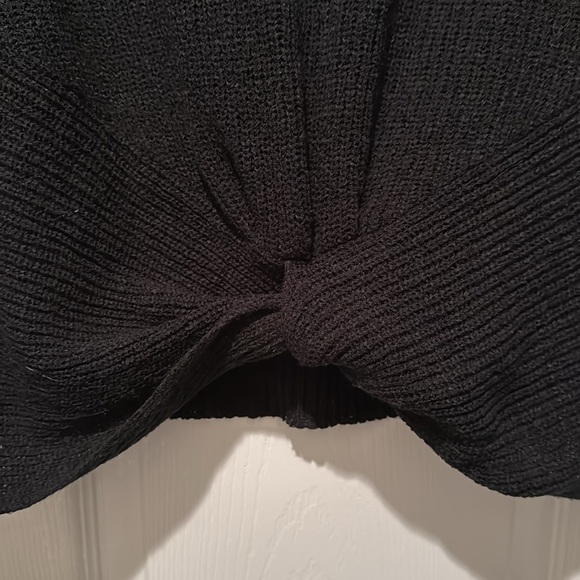 Twist front sleeveless sweater - Picture 2 of 3